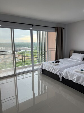 Twin Room | Blackout drapes, free WiFi, bed sheets - Thana Apartment (Si Racha)