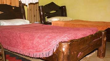 Dreibettzimmer | Schreibtisch, Bettwäsche