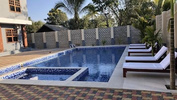 Hồ bơi ngoài trời