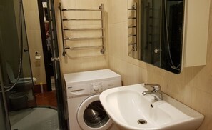 Apartment | Bathroom | Shower, free toiletries, hair dryer, slippers