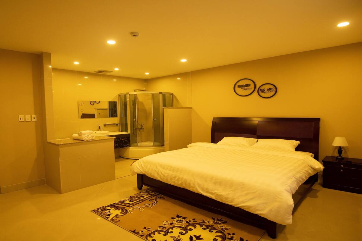 Habitación Deluxe, 1 cama matrimonial, para no fumadores | Artículos del minibar gratis, cortinas blackout y wifi gratis