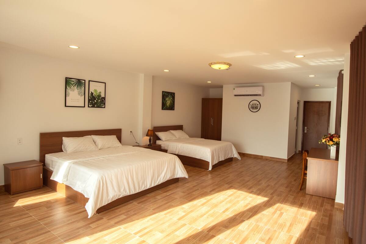 Habitación de lujo, varias camas, para no fumadores | Artículos del minibar gratis, cortinas blackout y wifi gratis