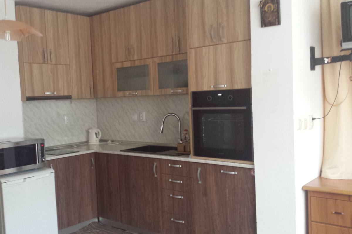 Apartamento básico, para não fumantes, sacada | Cozinha americana privada | Geladeira, chaleira elétrica, talheres/pratos/utensílios de cozinha