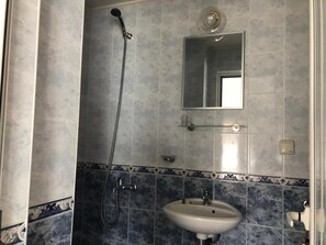 Chuveiro, produtos de toalete grátis, toalhas de banho