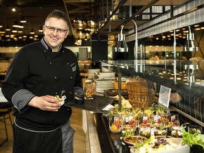 供應午餐和晚餐