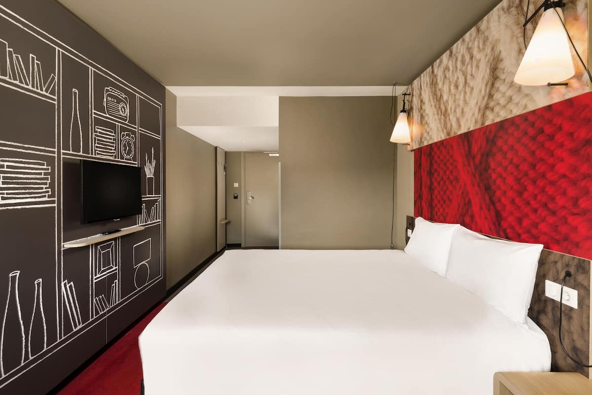 Kamar Premium, 1 Tempat Tidur Double dengan tempat tidur Sofa | Brankas, meja kerja, ruang kerja ramah laptop, dan tirai kedap cahaya