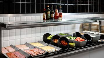 Café da manhã com buffet todos os dias mediante uma taxa