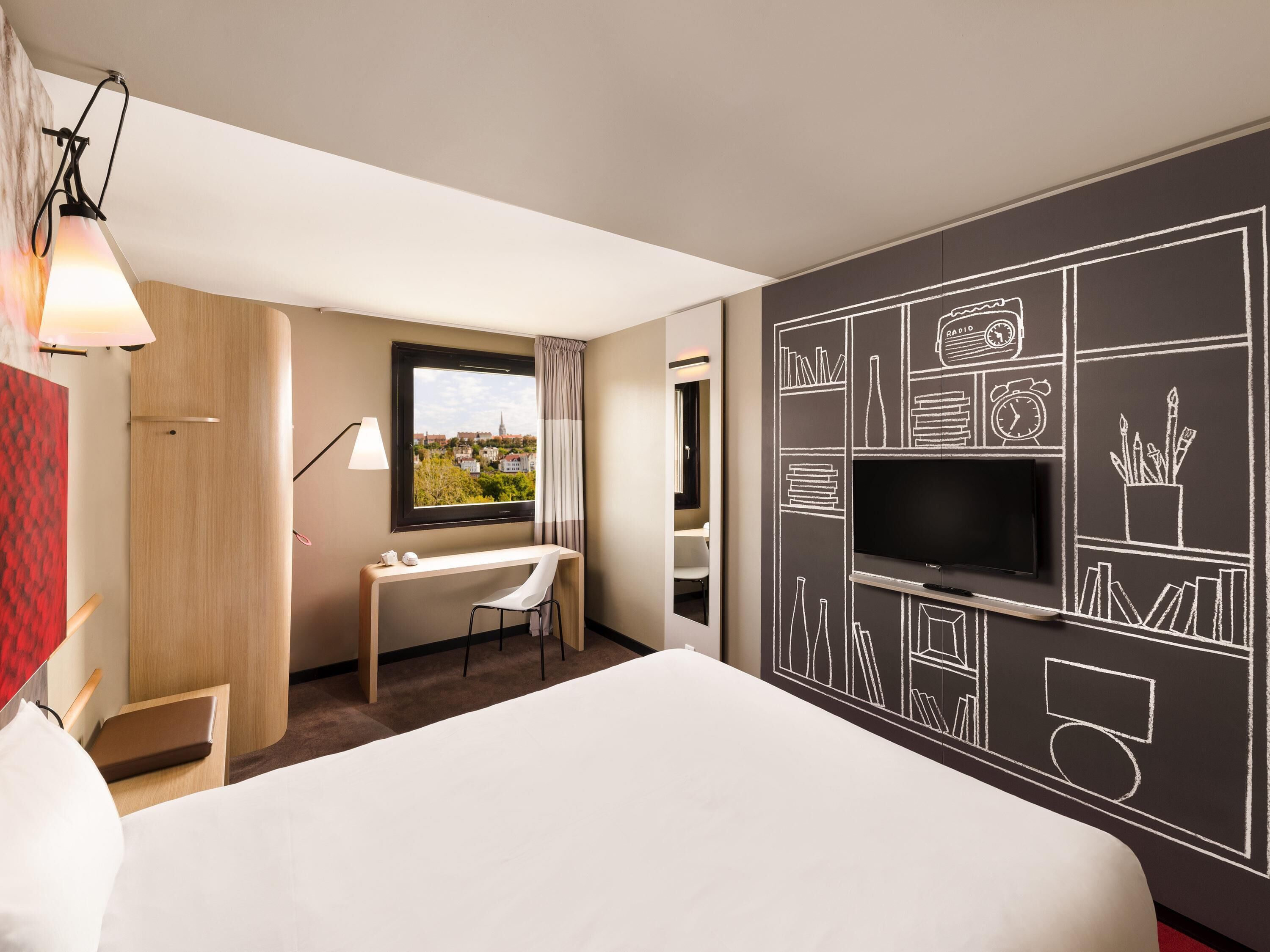 ตู้นิรภัยในห้องพัก, โต๊ะทำงาน, พื้นที่ทำงานแบบใช้แล็ปท็อป, ผ้าม่านกันแสง