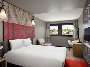 Premium-Zimmer, 1 Doppelbett und Schlafsofa | Zimmersafe, Schreibtisch, laptopgeeigneter Arbeitsplatz