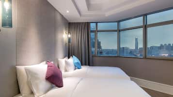 Family Room, 2 Double Beds | Minibar, in-room safe, desk, soundproofing