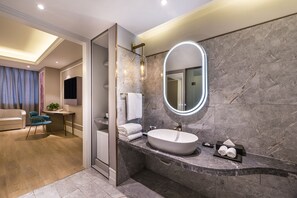 Dusj, regndusjhode, toalettartikler (inkludert) og hårføner