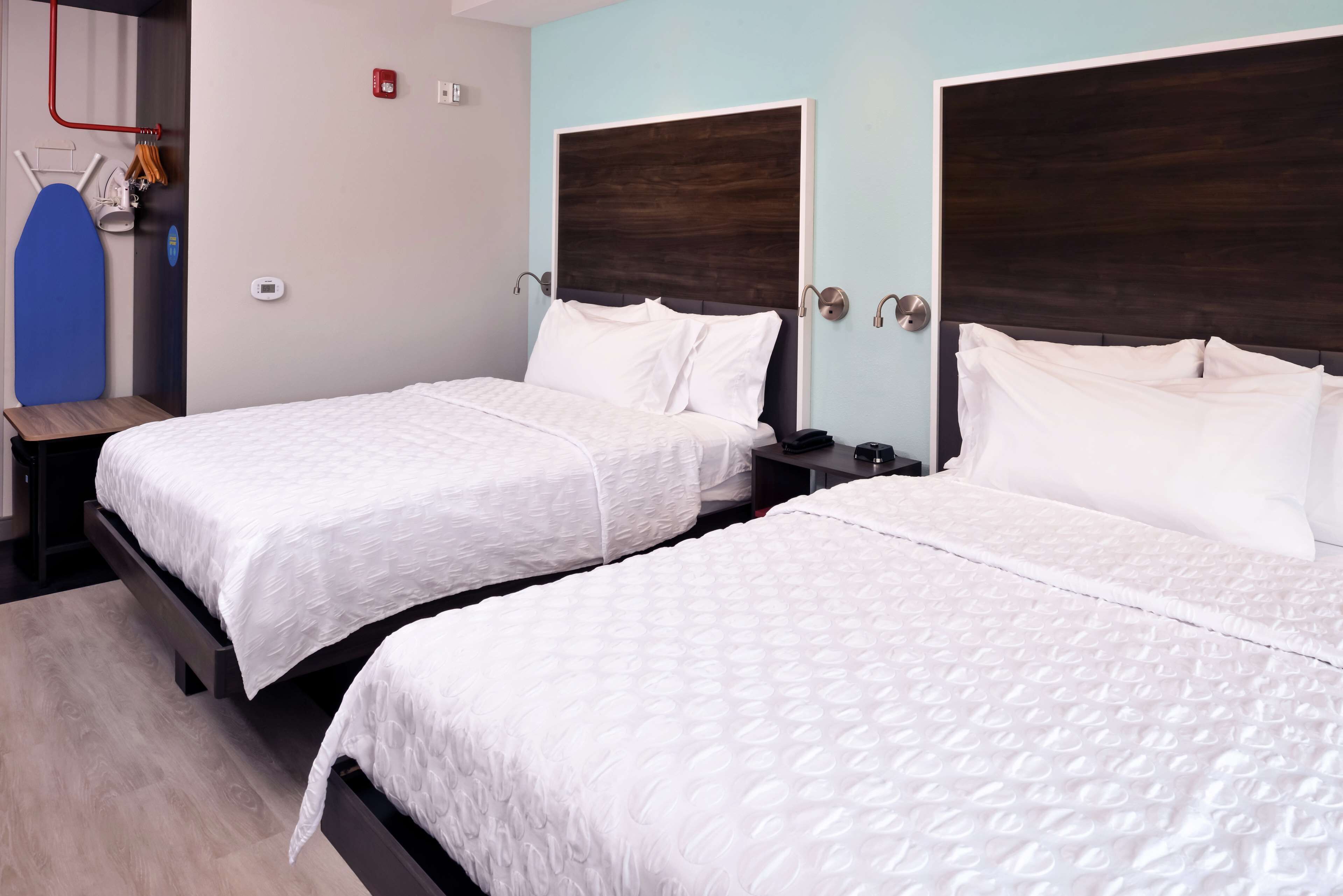 premium bedding, in-room safe, desk, laptop workspace