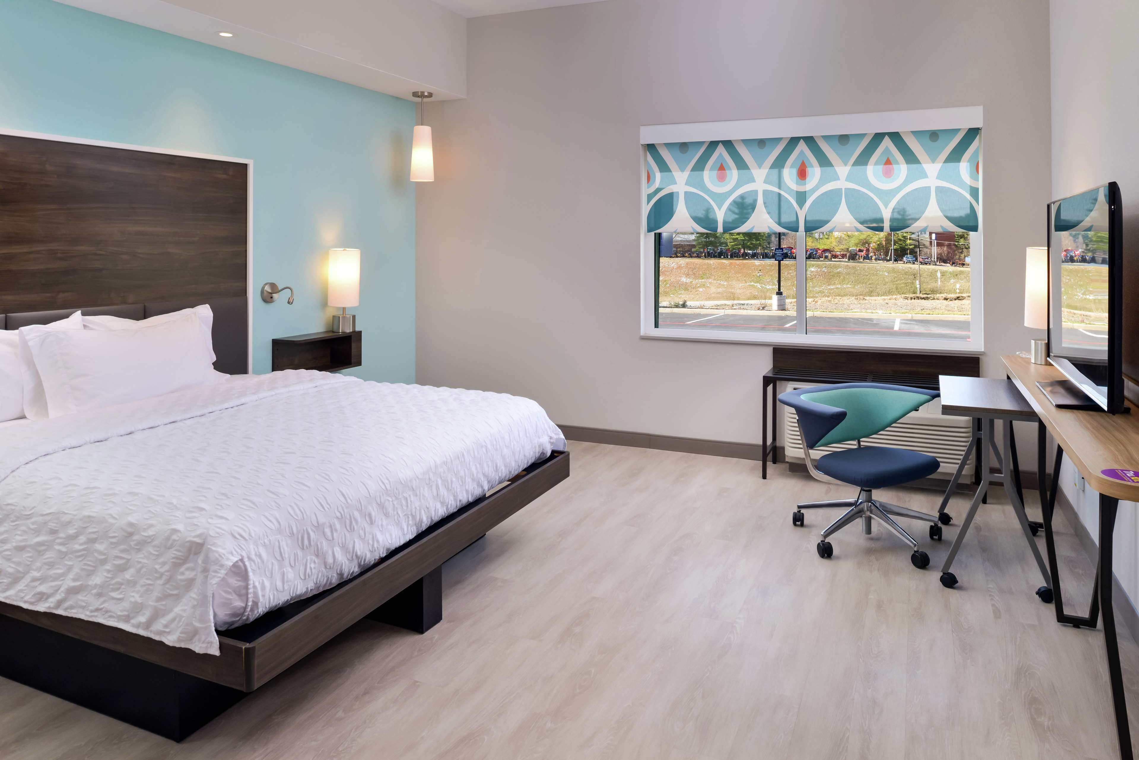 premium bedding, in-room safe, desk, laptop workspace