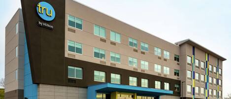 Experience the sleek, modern design of this hotel, featuring a flat roof and symmetrical facade.