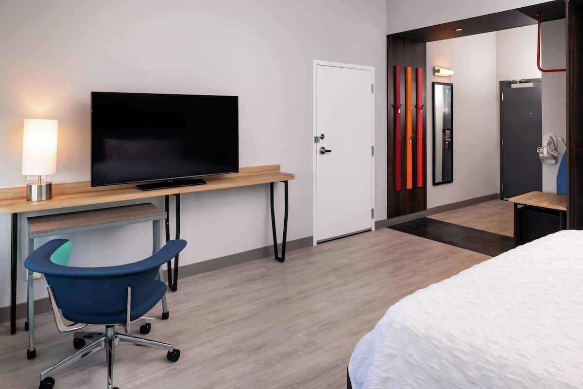 Premium bedding, in-room safe, desk, laptop workspace