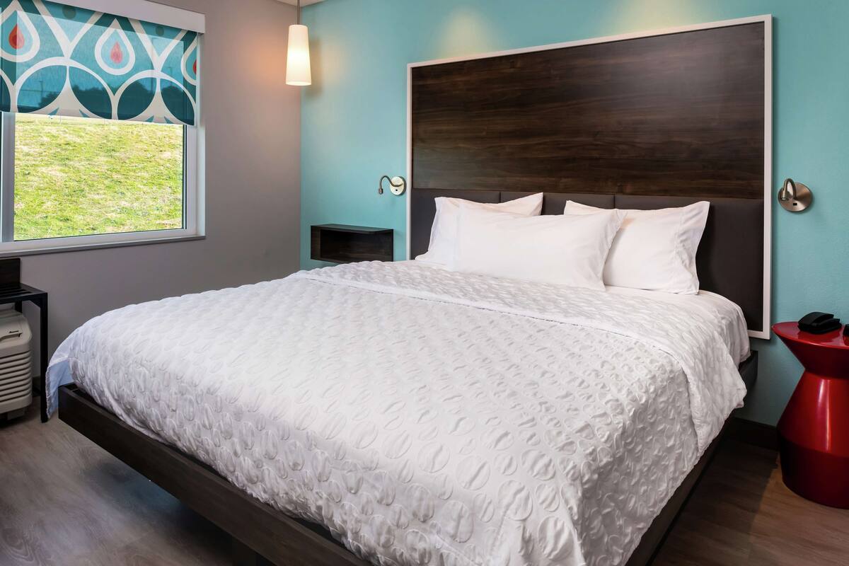 Peralatan tempat tidur premium, peti besi dalam bilik, meja 