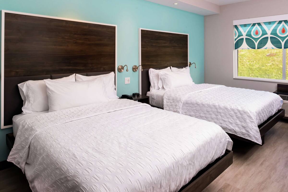 Peralatan tempat tidur premium, peti besi dalam bilik, meja 