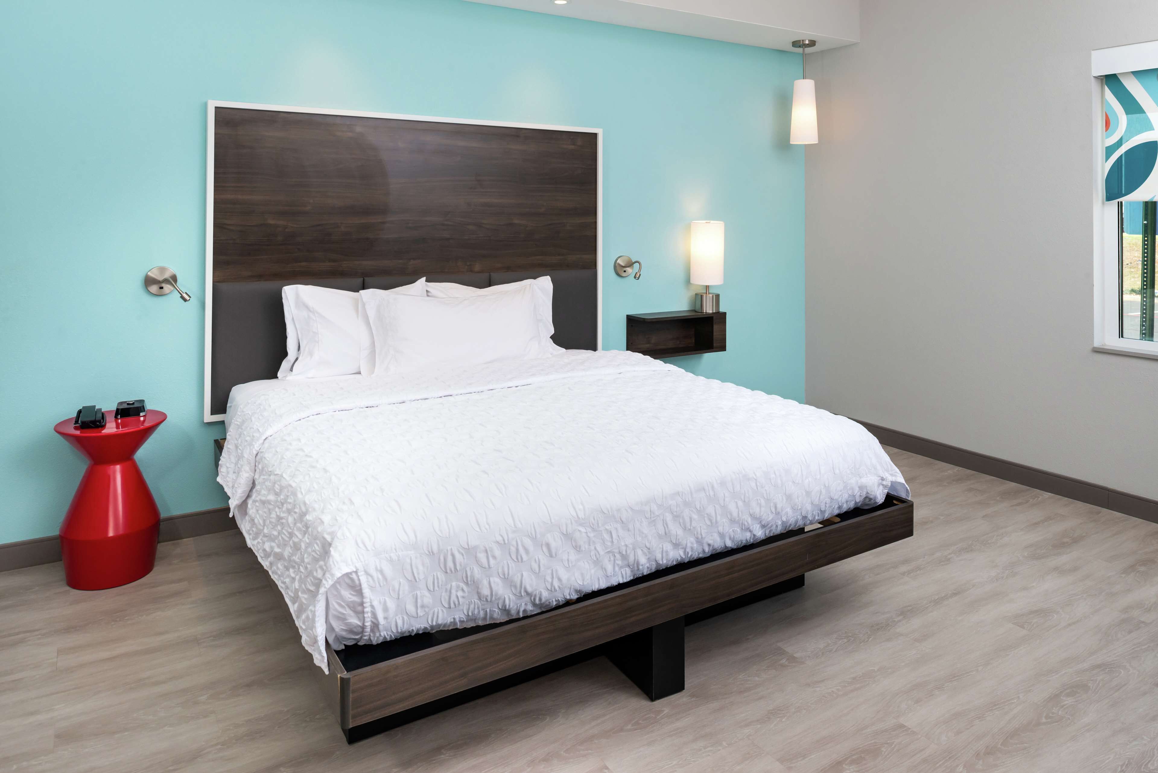 premium bedding, in-room safe, desk, laptop workspace