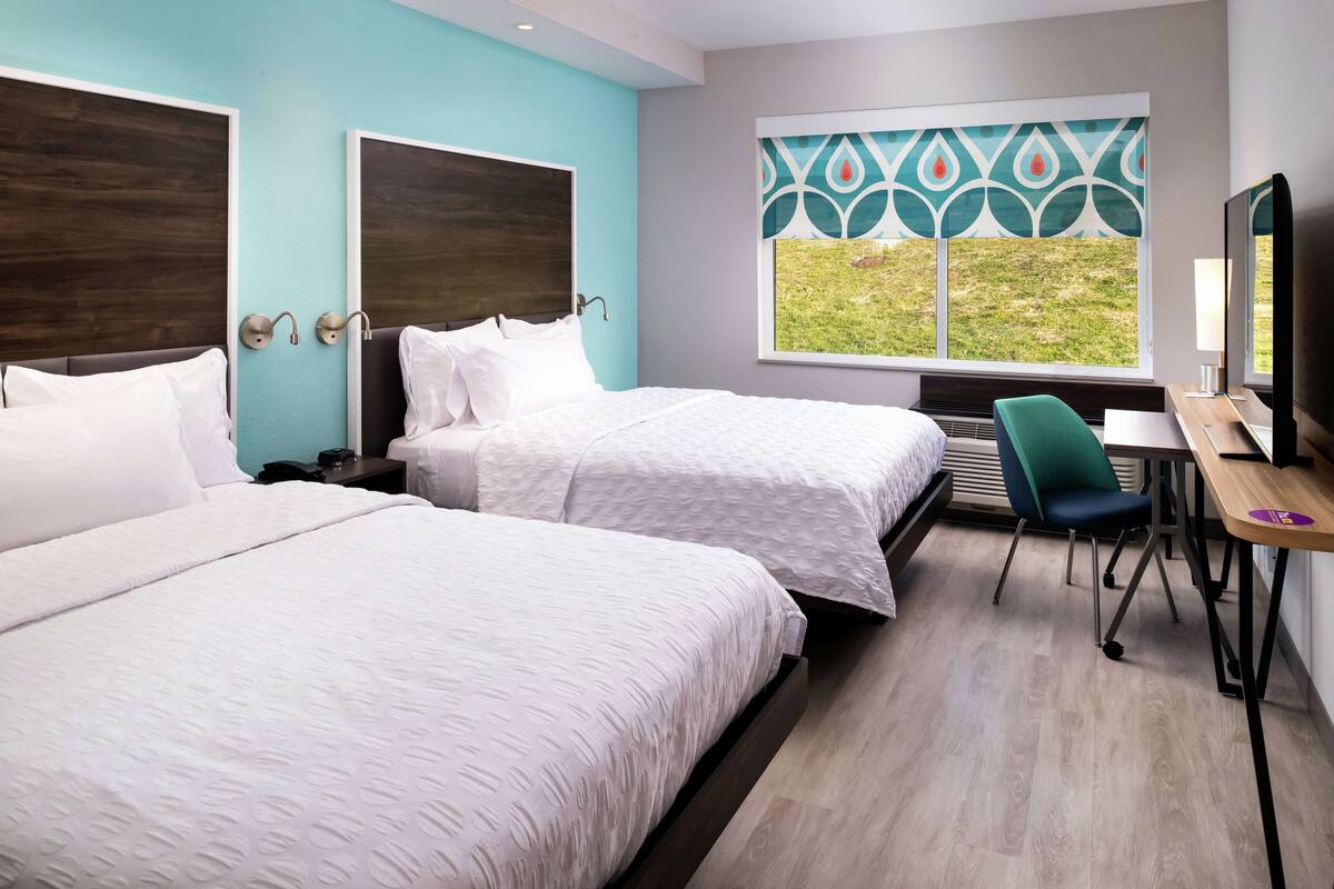 Peralatan tempat tidur premium, peti besi dalam bilik, meja 