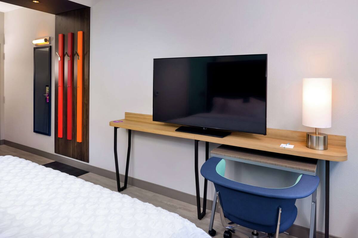 Peralatan tempat tidur premium, peti besi dalam bilik, meja 