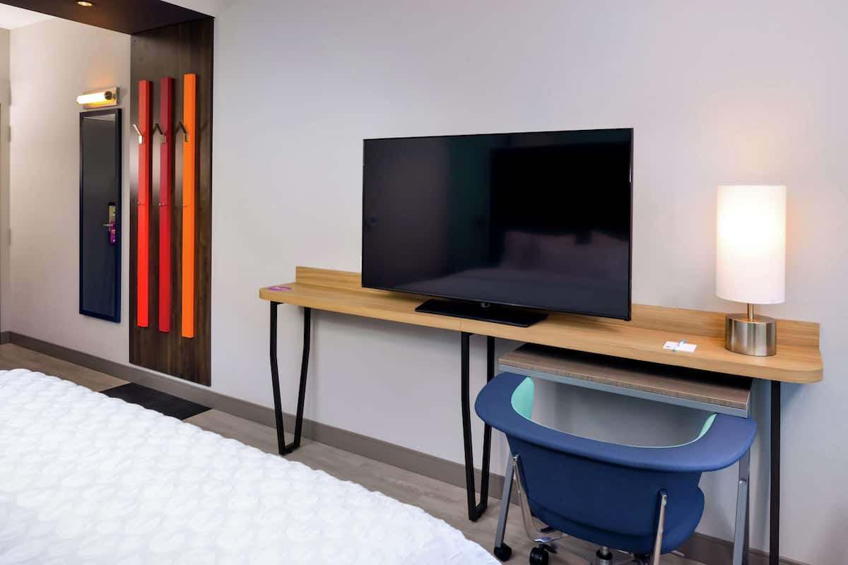 Premium bedding, in-room safe, desk, laptop workspace