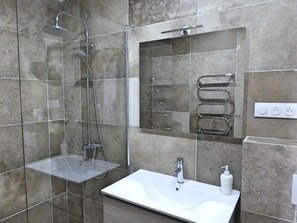 Deluxe Double Room | Bathroom | Shower, hair dryer, towels - Eloi Merle B&B (Olonzac)
