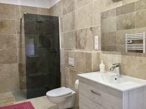 Quadruple Room | Bathroom | Shower, hair dryer, towels - Eloi Merle B&B (Olonzac)