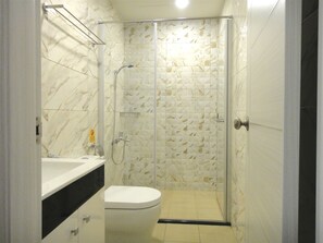 Bathroom shower - Park 66 (Tainan)