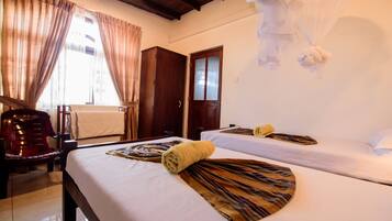 Habitación con 2 camas individuales | Escritorio, cortinas opacas, sistema de insonorización y wifi gratis