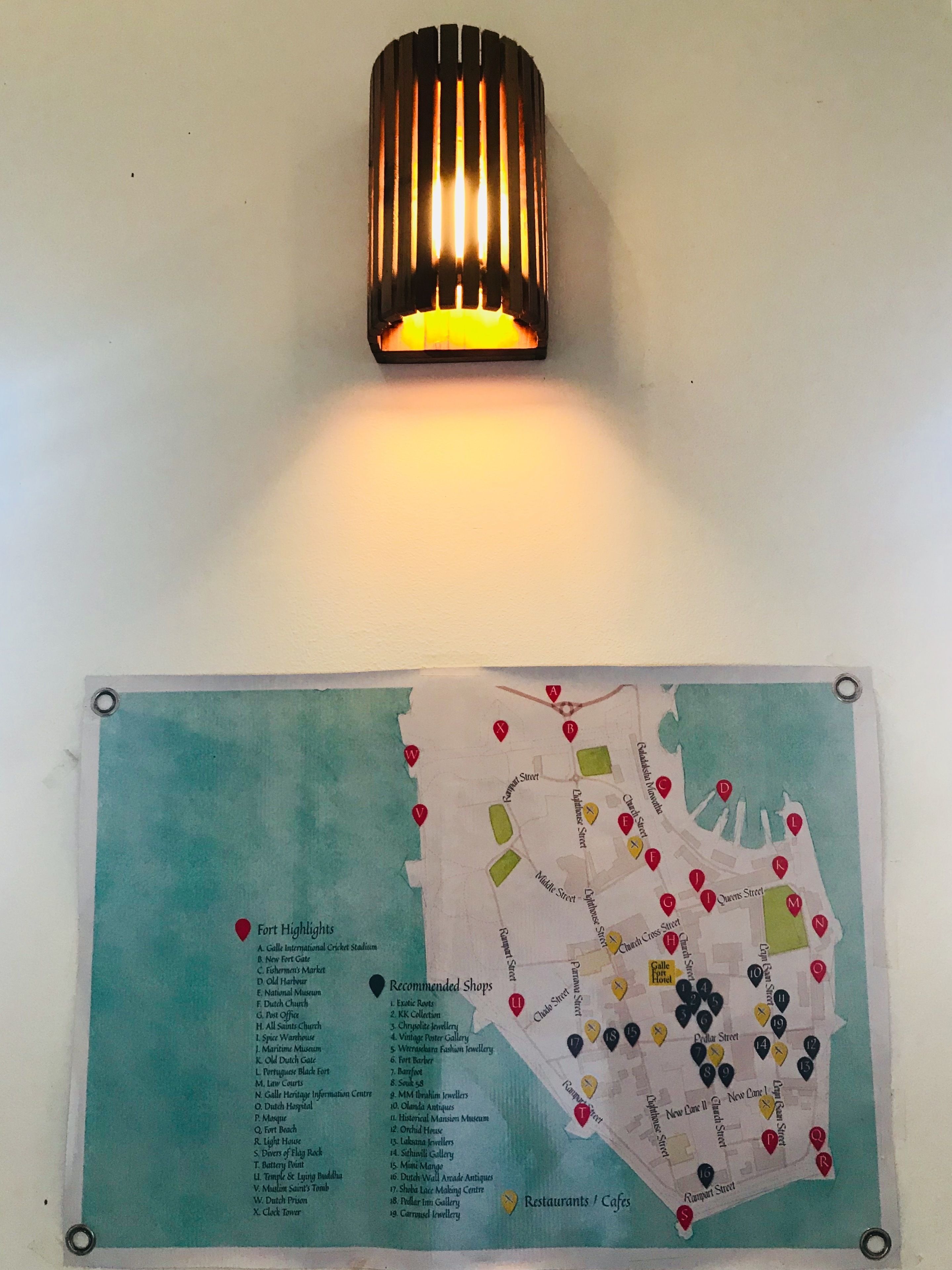 Un mapa colgado en la pared con una lista de atracciones y tiendas recomendadas.