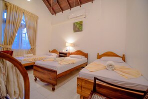 Triple Room | Desk, blackout curtains, soundproofing, free WiFi - Muhsin Villa (Galle)