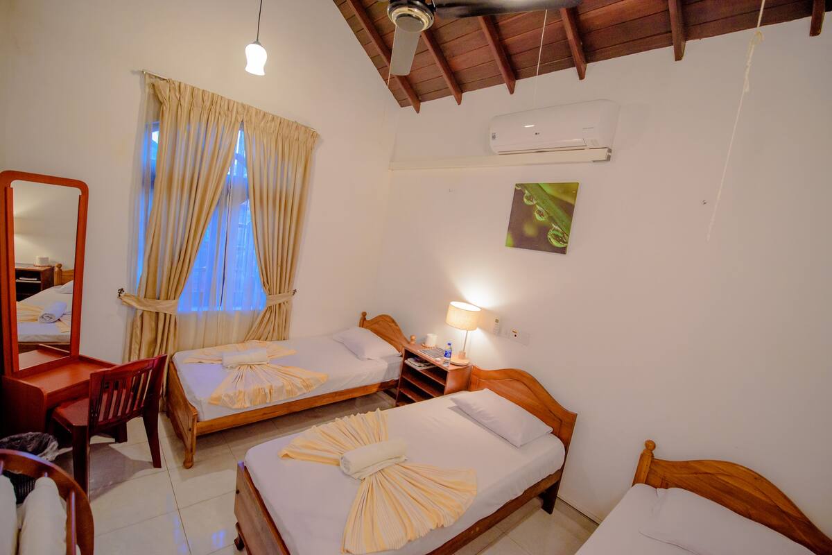Triple Room | Desk, blackout drapes, soundproofing, WiFi (free)