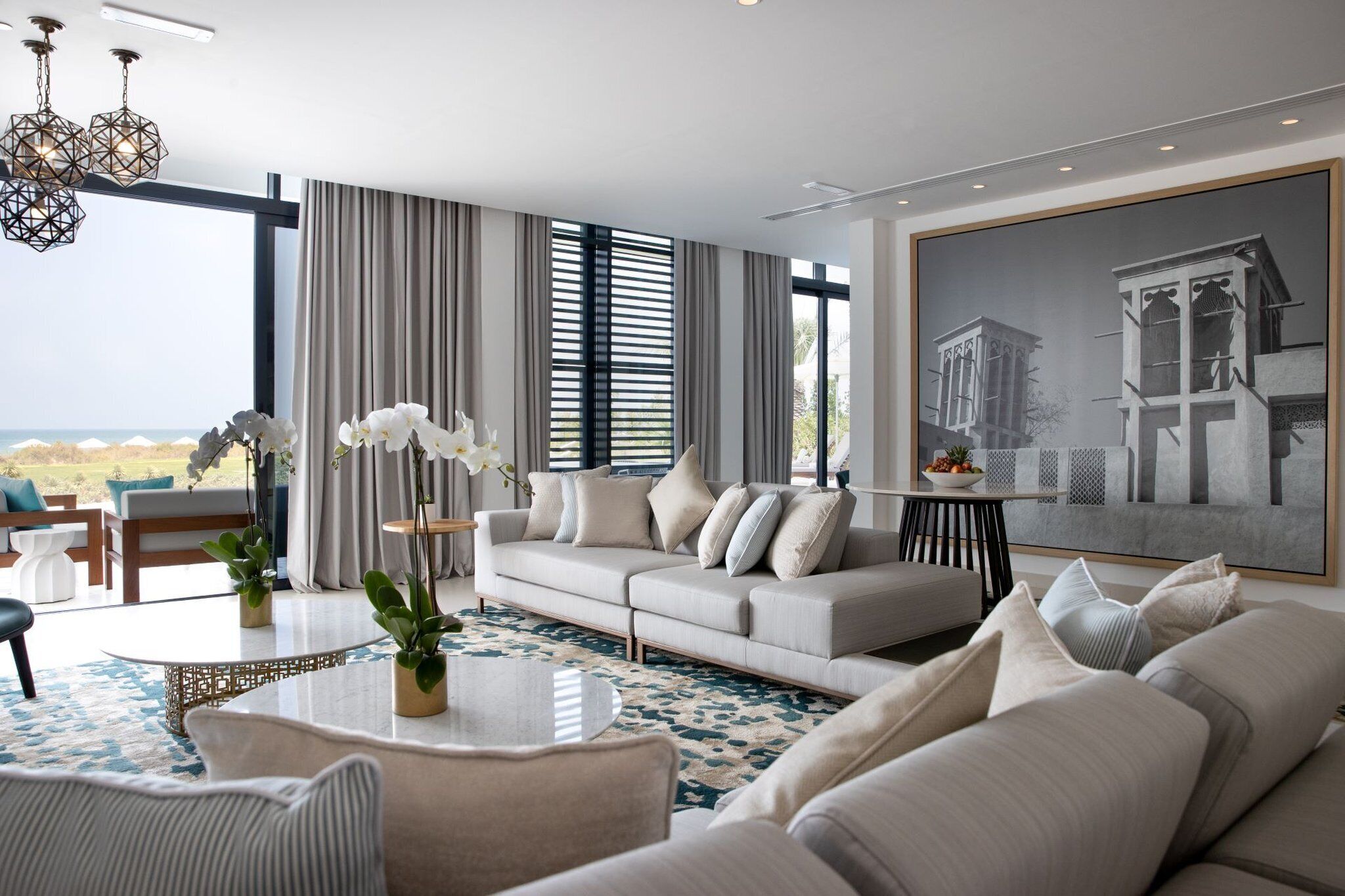 Een moderne woonkamer met een bank, een salontafel en uitzicht op het groen.
