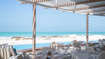 8 restaurants; ze serveren er ontbijt, lunch en diner