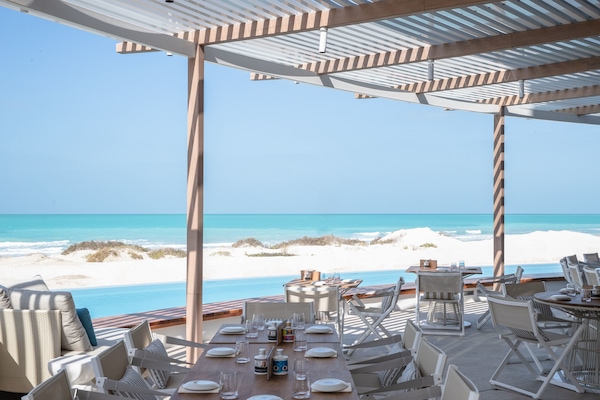 8 restaurants; breakfast, lunch, and dinner served
