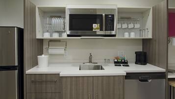 Full-size fridge, microwave, dishwasher, coffee/tea maker