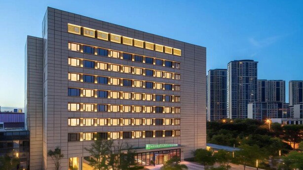 Een modern hotelgebouw met meerdere verdiepingen en een platte gevel.
