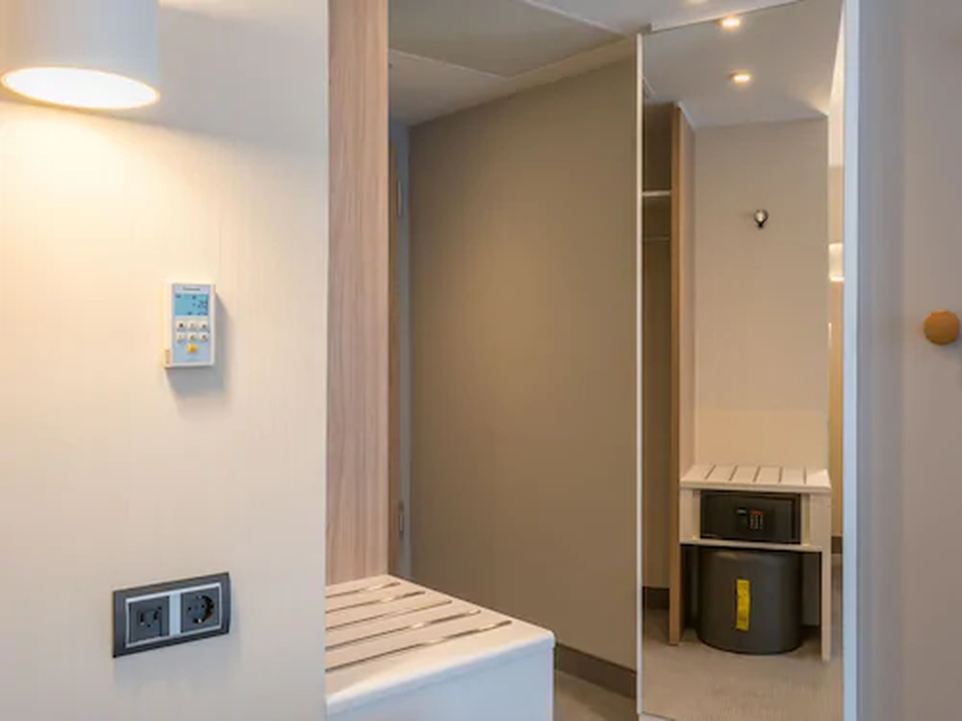 standard room | 1 bedroom, in-room safe, desk, blackout curtains