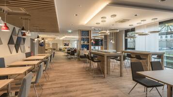 Tägliches inbegriffenes kontinentales Frühstück