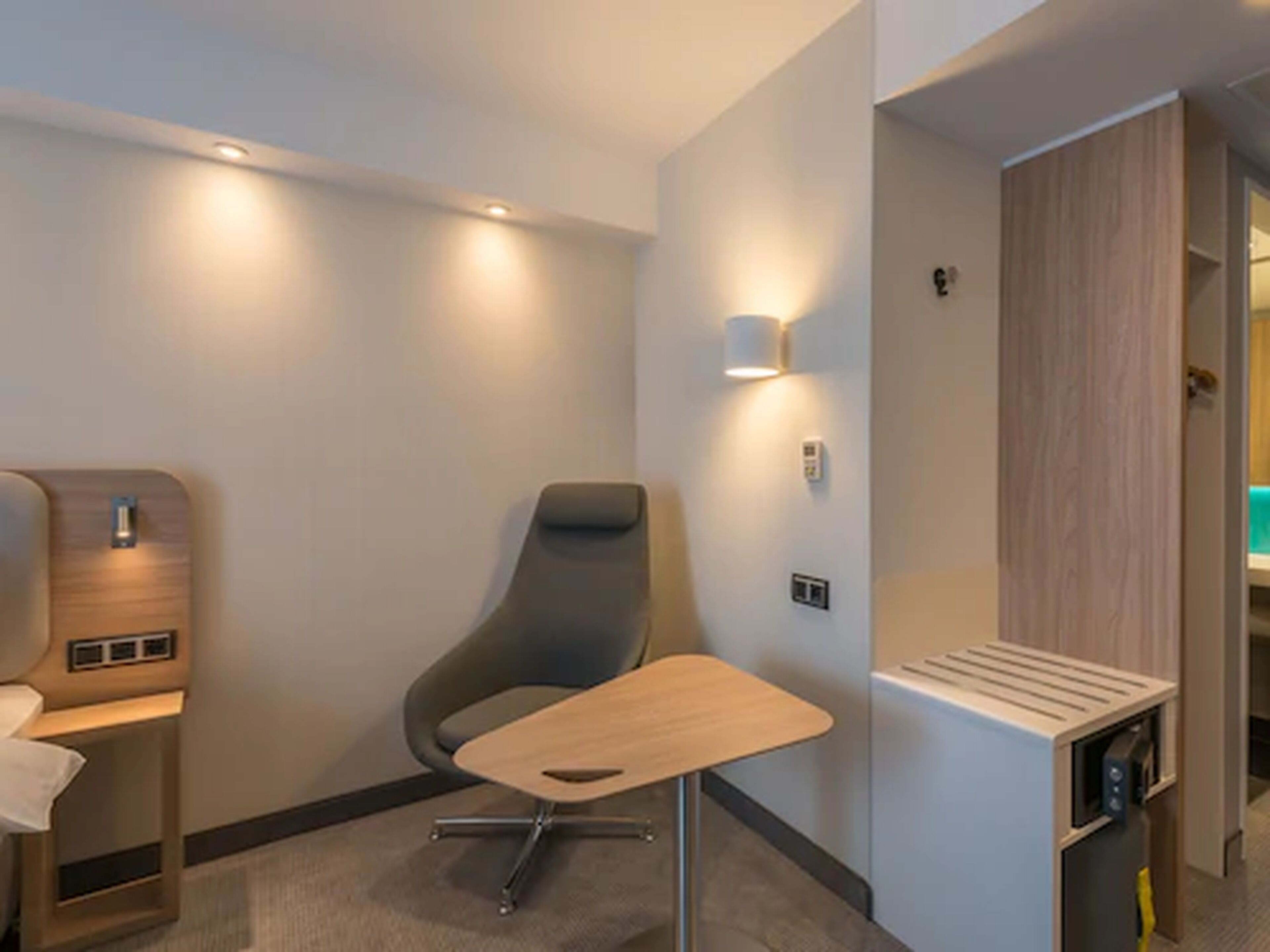 standard room, 1 double bed, accessible (roll-in shower) | 1 bedroom, in-room safe, desk, blackout curtains