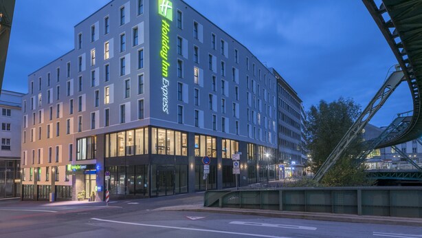 Een modern hotelgebouw met een opvallend bord met daarop Holiday Inn Express.