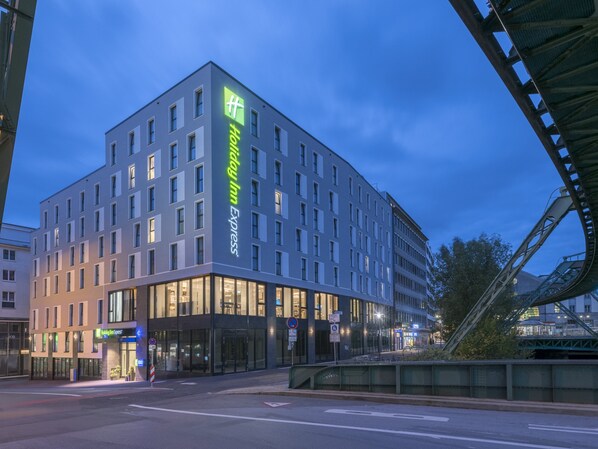 Een modern hotelgebouw met een opvallend bord met daarop Holiday Inn Express.
