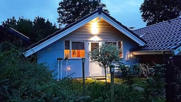 Fassade der Unterkunft – Abend/Nacht