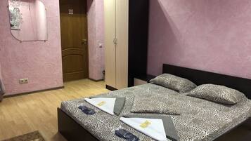 Chambre Triple Standard | Bureau, fer et planche Ă  repasser, Wi-Fi gratuit, draps fournis
