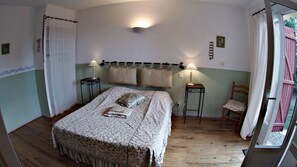 Double Room (L'Oliveraie) | Individually decorated, individually furnished, blackout drapes - La Farigoule (Baudinard-sur-Verdon)