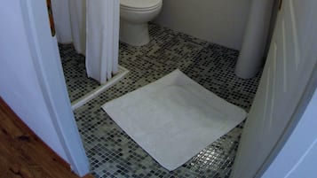 Doccia, asciugacapelli, asciugamani, sapone