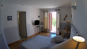 Habitación doble (La Thymeraie) | Decoración personalizada, muebles diferentes y cortinas blackout