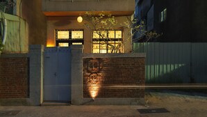 A modern two-story building with a glass balcony and large windows. - La Maisonnette Tainan No.2 (Tainan)