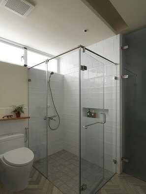 Chambre Double Galerie, 1 lit double, véranda | Salle de bain | Articles de toilette gratuits, sèche-cheveux, chaussons