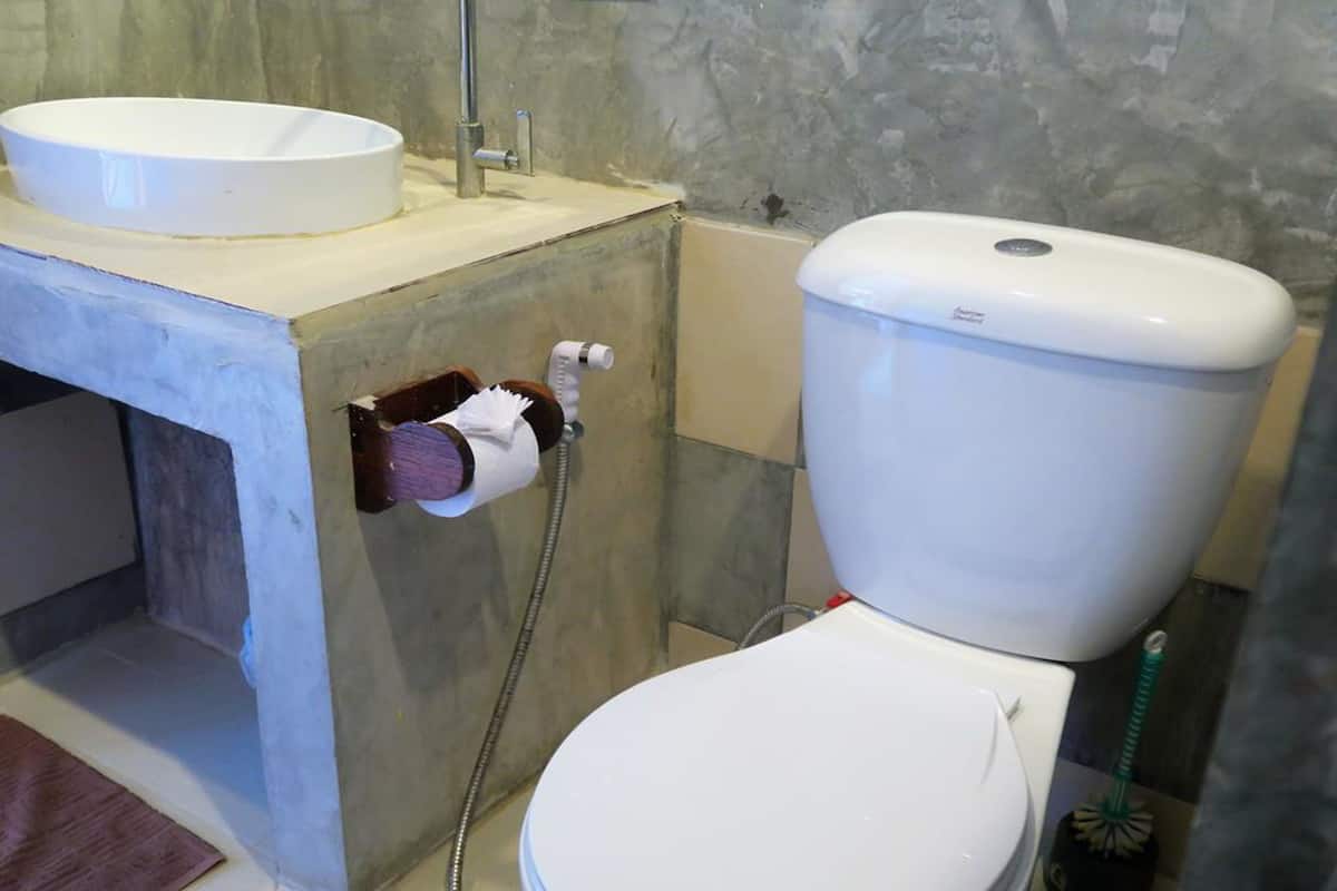 shower, rainfall showerhead, free toiletries, towels